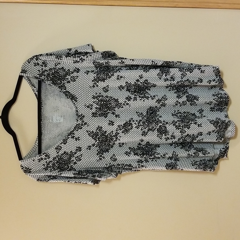 2X Michel Studio Grey with Black Floral and Lattice Short Sleeve Tee